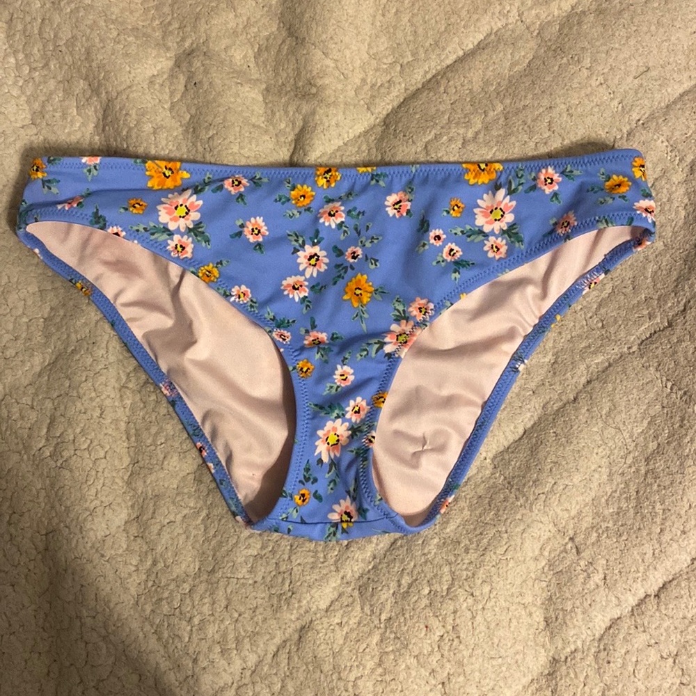 Worn twice in very good shape, beautiful colors too.